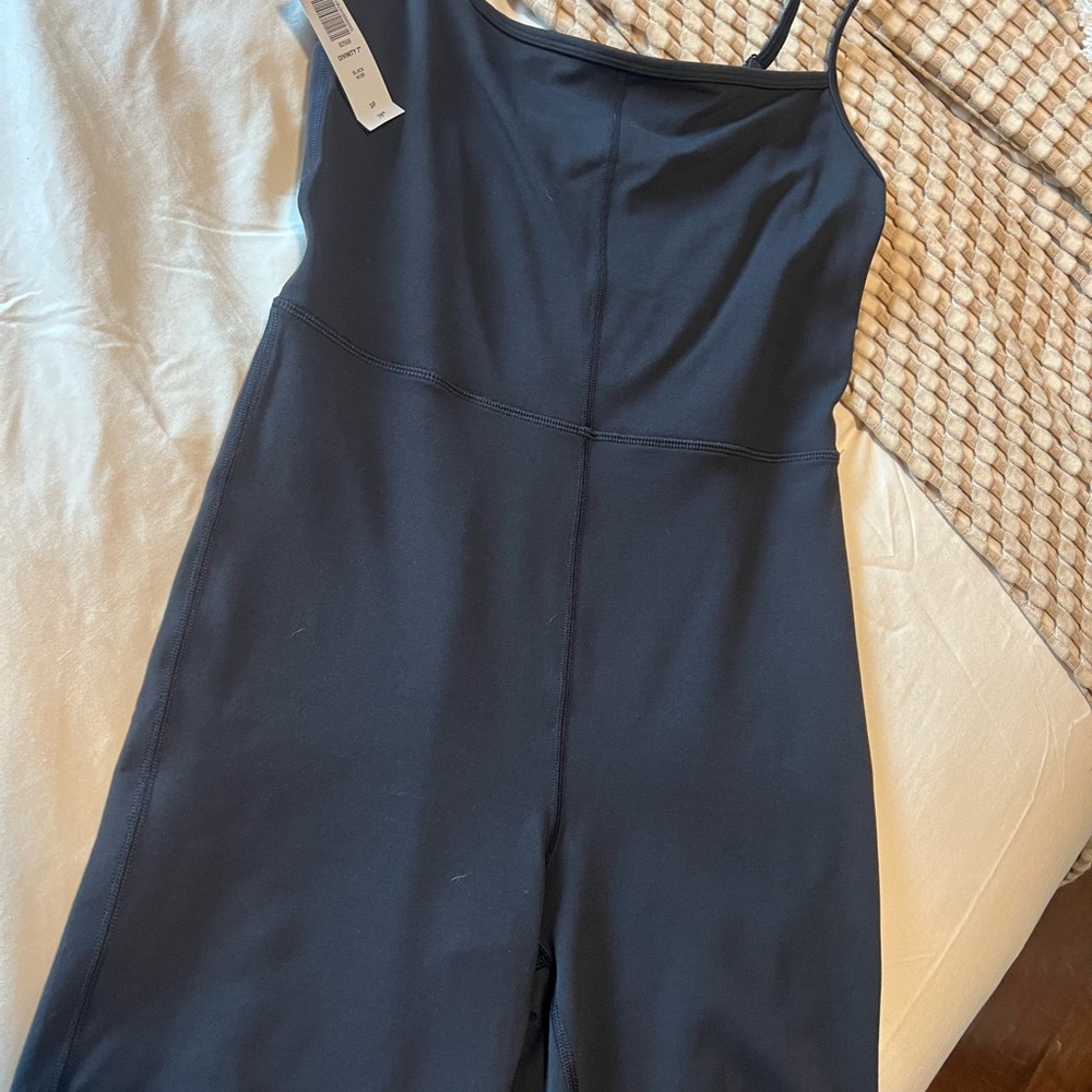 Aritzia divinity romper 7 inch - Picture 2 of 3